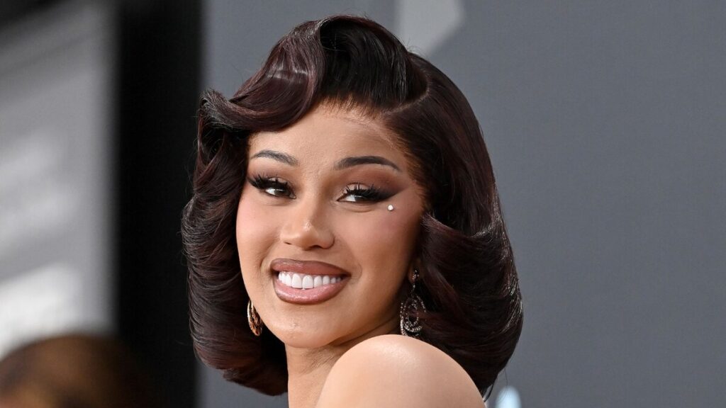 El nuevo corte de pelo de Cardi B es tan agudo como su negocio se mueve