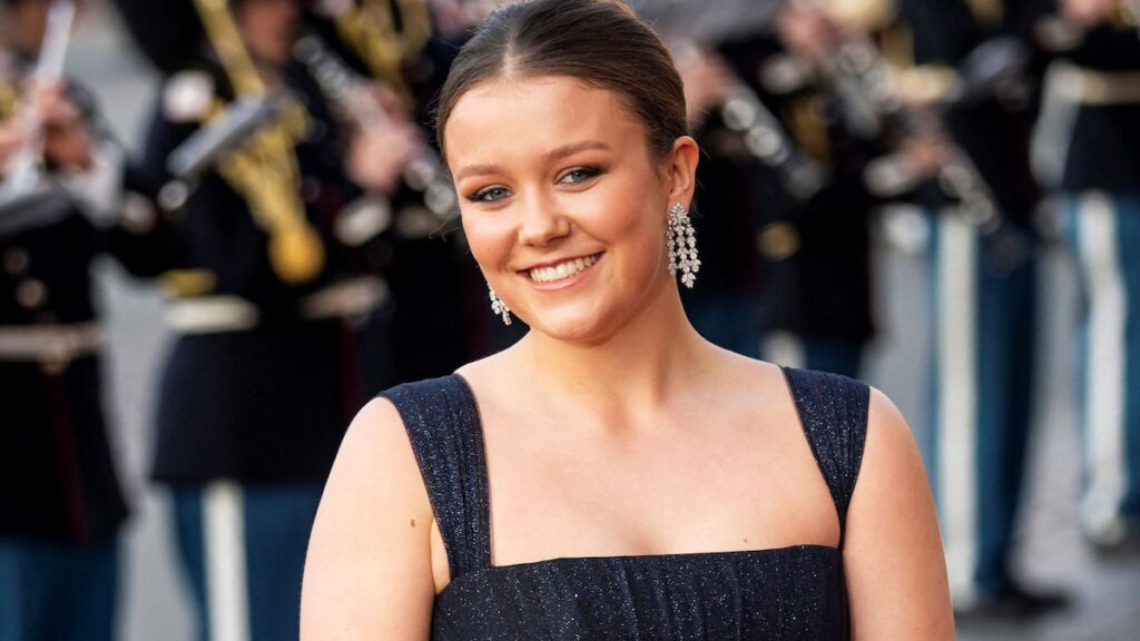 La hija de la reina María, Princess Isabella, es Belle of the Ball en Celebration para su cumpleaños número 18