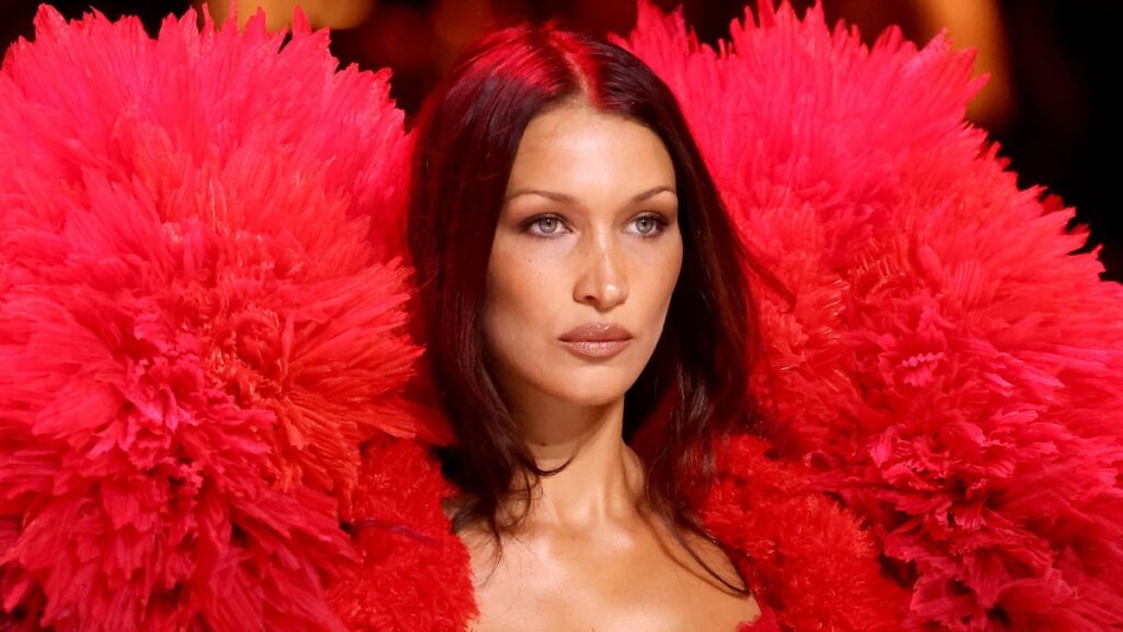 Bella Hadid trae de vuelta la tendencia de bikini y2k este verano. Vea su último look