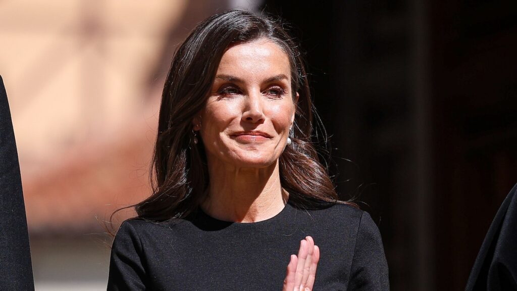 Queen Letizia le da a su vestido negro clásico un toque moderno con un accesorio audaz