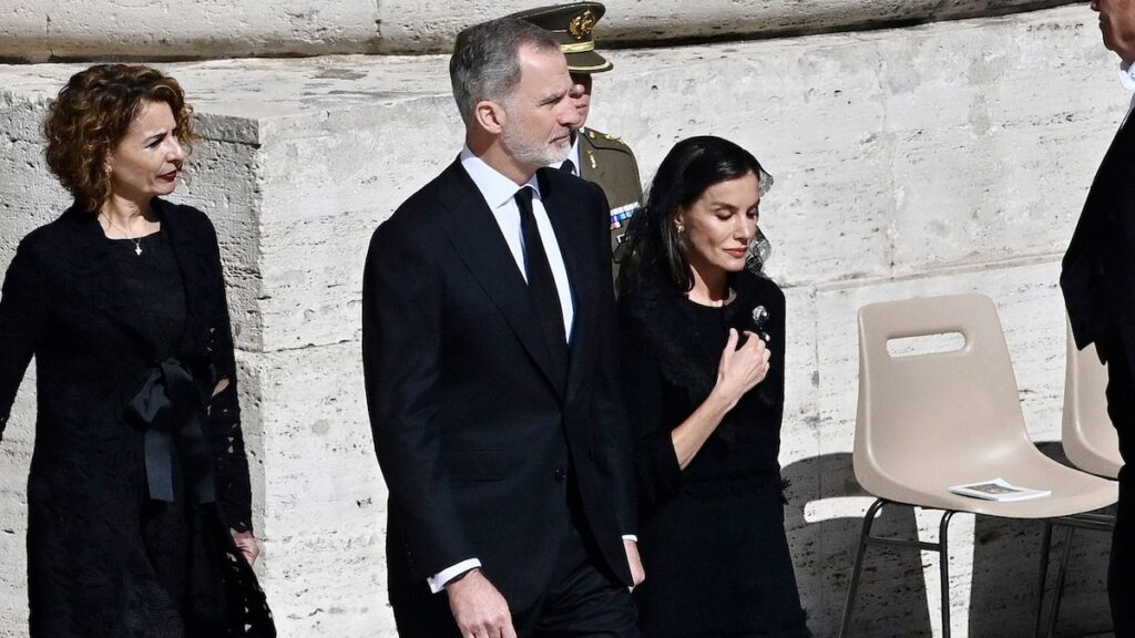 Queen Letizia honra la tradición con mantilla histórica y broche en la despedida del Papa Francisco
