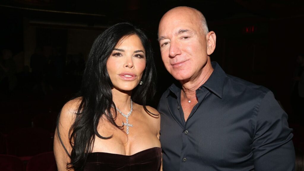 Jeff Bezos y Lauren Sánchez se relajan en Stagecoach en medio de la reacción de vuelo de origen azul