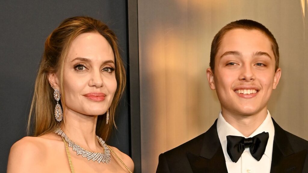 Knox Jolie-Pitt sonríe con una linda camisa mientras toma el almuerzo en Los Ángeles