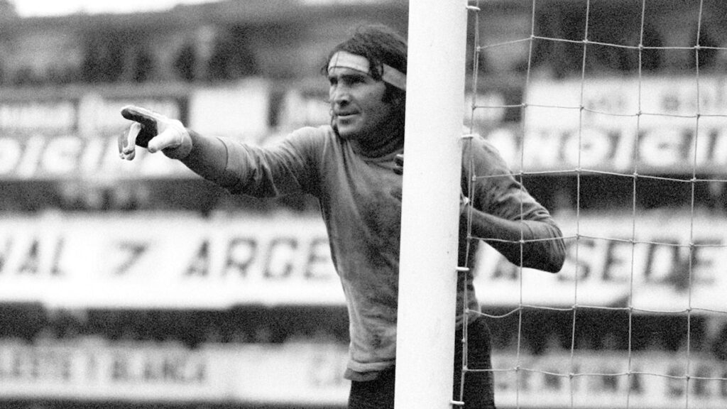 ‘El Loco’ Gatti, legendario portero argentino y personalidad televisiva, muere a los 80 después de complicaciones médicas