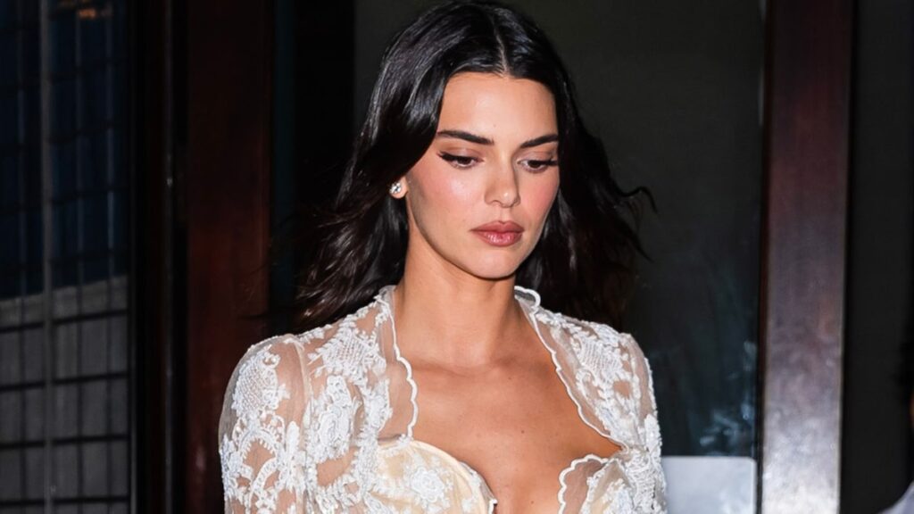 Kendall Jenner y Katie Holmes juran por esta elegante silueta que abraza figuras