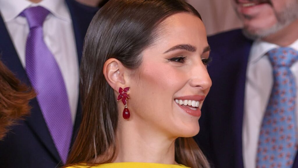 La princesa Rajwa de Jordan recibe deseos de cumpleaños mientras celebra el primer cumpleaños como madre