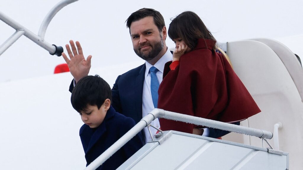 Los hijos del vicepresidente JD Vance aparecen en la Casa Blanca para celebrar a su abuela