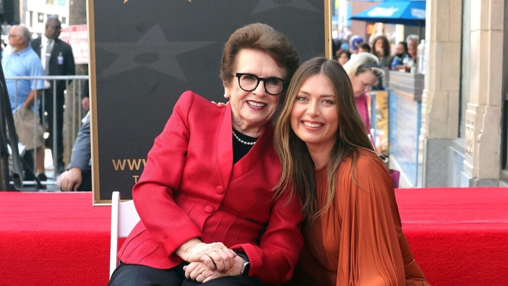 Maria Sharapova aturde con una imponente presencia en la ceremonia de Billie Jean King