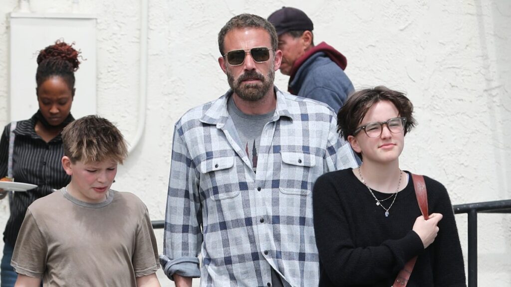 Ben Affleck Bonds con Fin y Sam en la salida de la librería en Santa Bárbara