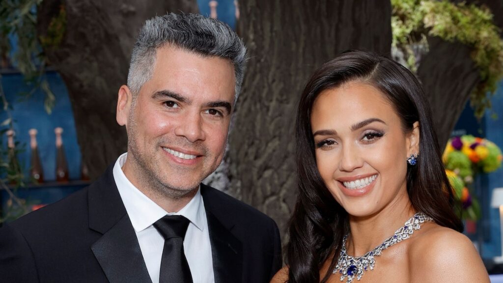 Jessica Alba y Cash Warren parecen campeones de coparreos después de reunirse para Pascua