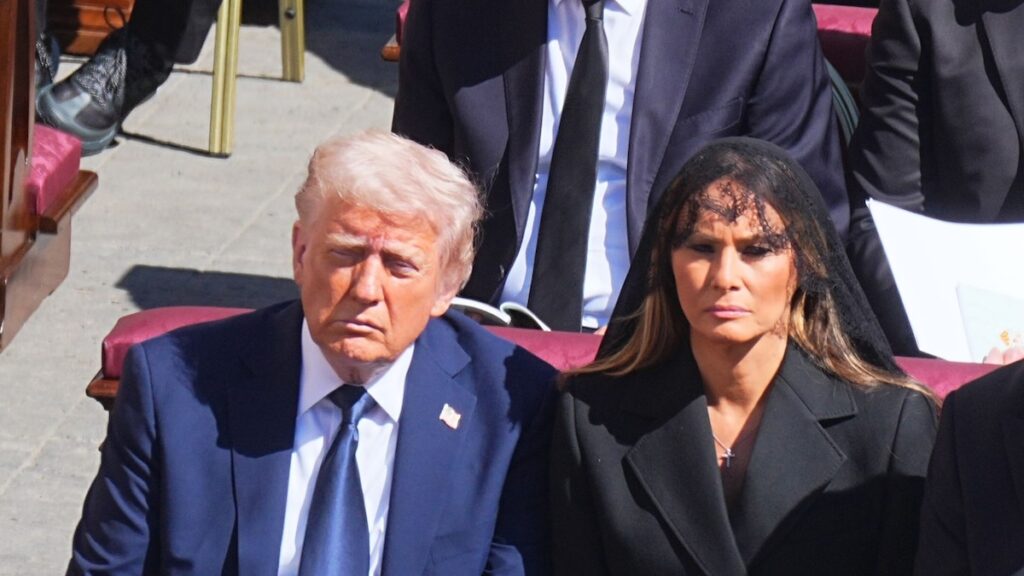 Donald y Melania Trump asisten al funeral del Papa Francisco en la ciudad del Vaticano