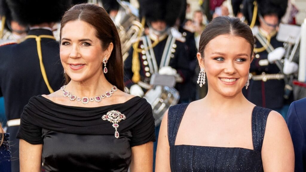 Queen Mary da un paso detrás de la cámara para tomar una foto de su hija adolescente con una tiara