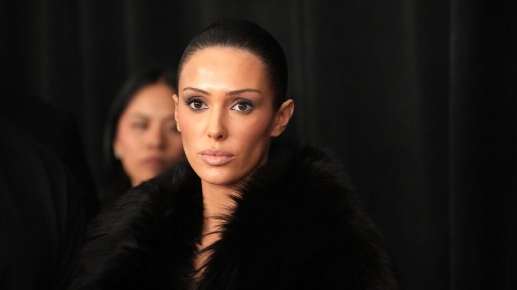 Bianca Censori vio en una clínica en medio de rumores de Kanye West Turmoil