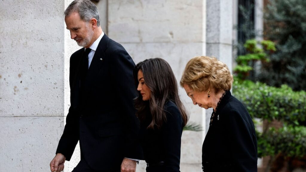 La reina Letizia y el rey Felipe salen con la reina Sofía para expresar condolencias por la muerte del Papa Francisco