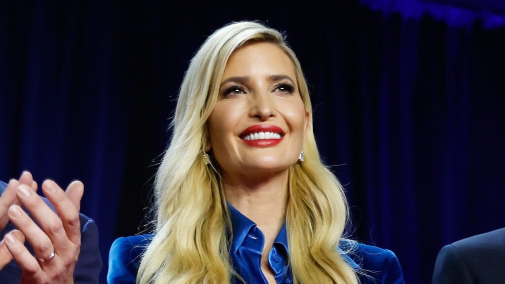 Ivanka Trump deslumbra con un vestido vibrante antes de la ‘noche de chicas’