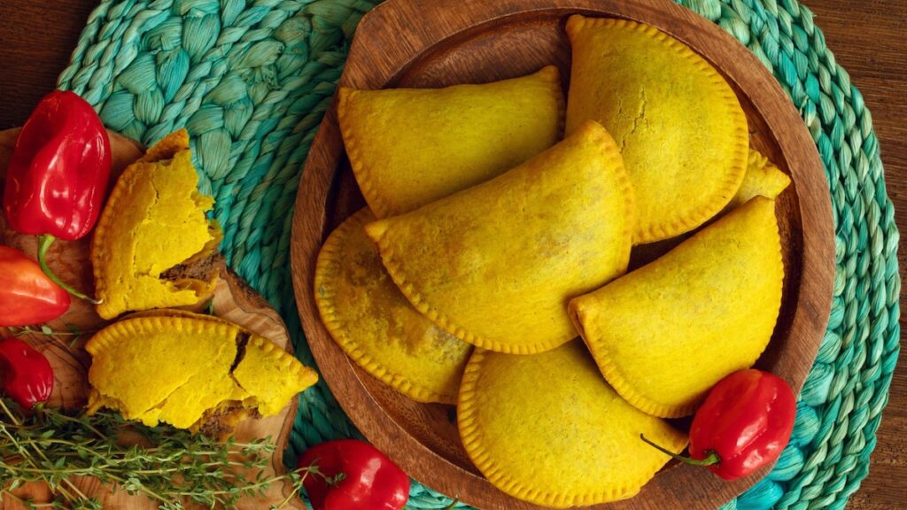 Cómo hacer empanadas de carne de res jamaicana en casa