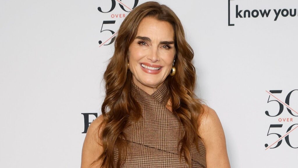 Brooke Shields es todas las sonrisas posando en la parte superior de la red y micro-shorts