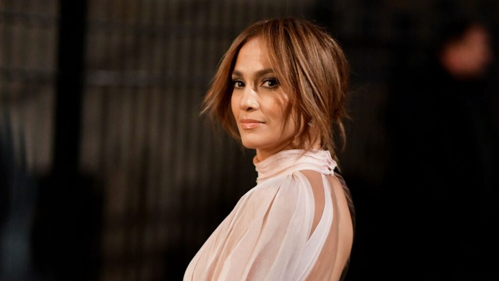 La nueva comedia romántica de Jennifer Lopez es un asunto de oficina humeante, y no es exactamente aprobado por RR.