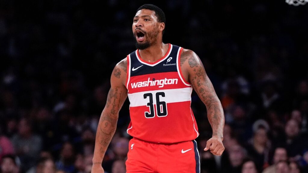 Marcus Smart Discute Con Un Fan en Su Regremo A Boston