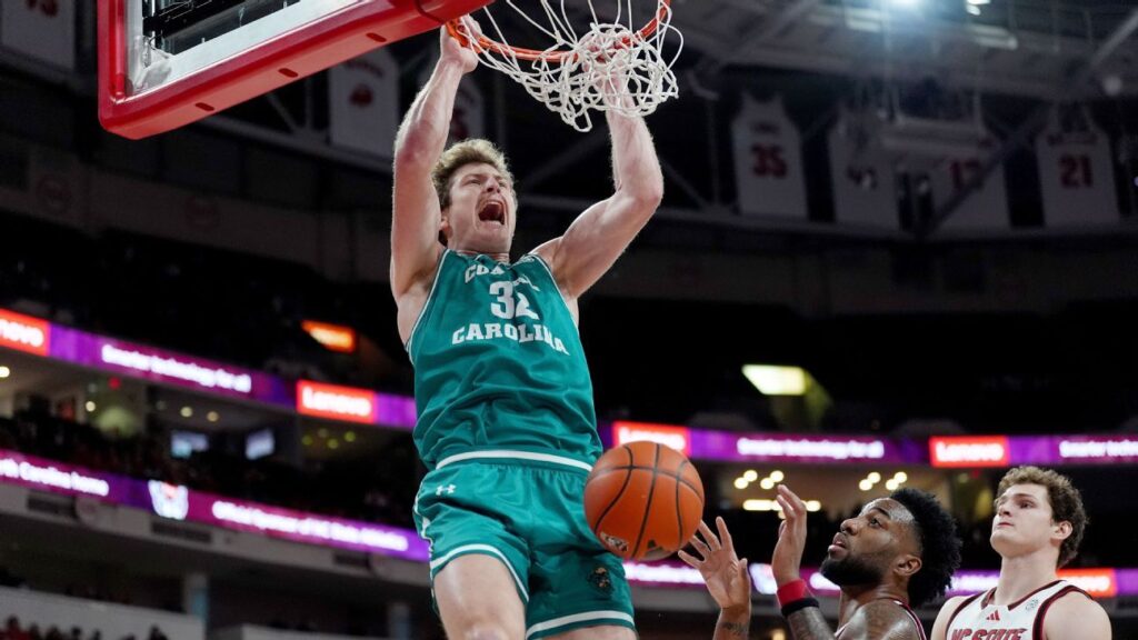 Panthers Firman Jugador de Baloncesto de Coastal Carolina