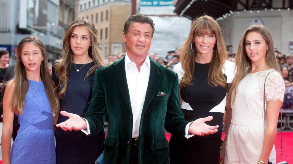 Sylvester Stallone recibe una dulce visita de inicio de su esposa e hijas
