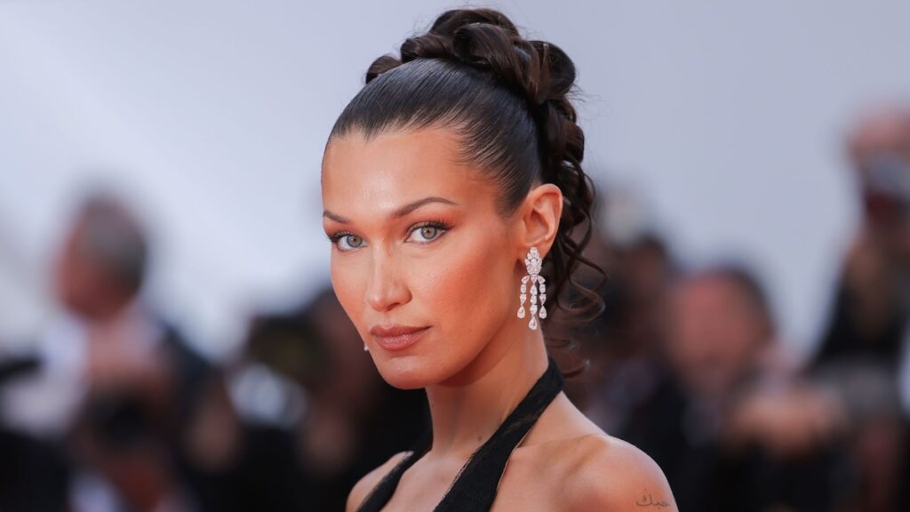 Bella Hadid aturde en cuero rojo mientras continúa su viaje de actuación