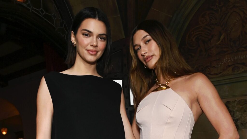 La cena de Hailey Bieber enciende más especulación: ¿Es sin anillo?