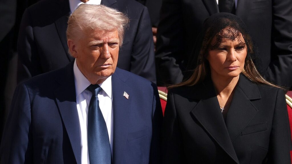 La primera dama Melania Trump asiste al funeral del Papa Francisco en su 55 cumpleaños