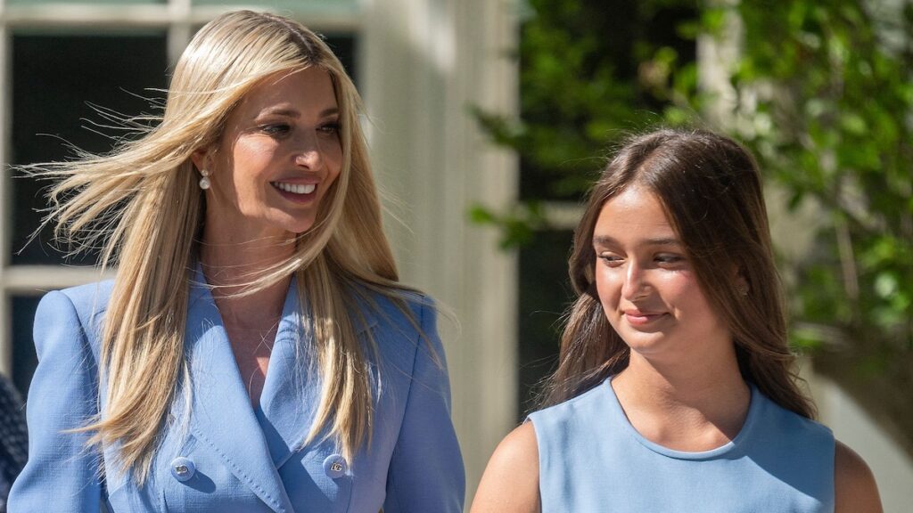 Ivanka y Arabella Trump Twin en azul mientras celebran la victoria de los Eagles en la Casa Blanca