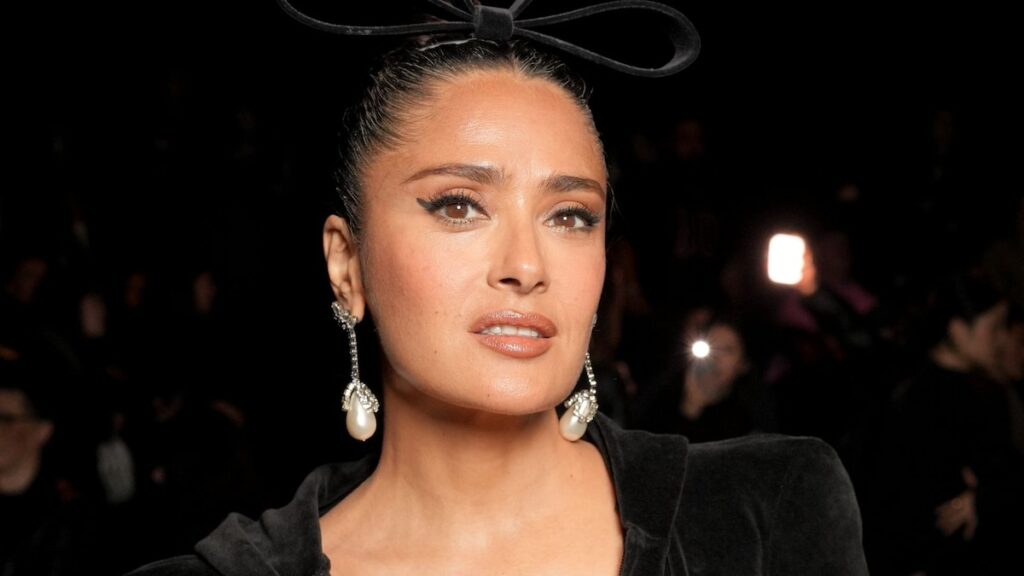 Salma Hayek se mueve en bikini mientras comparte fotos de Sunny Spring Break