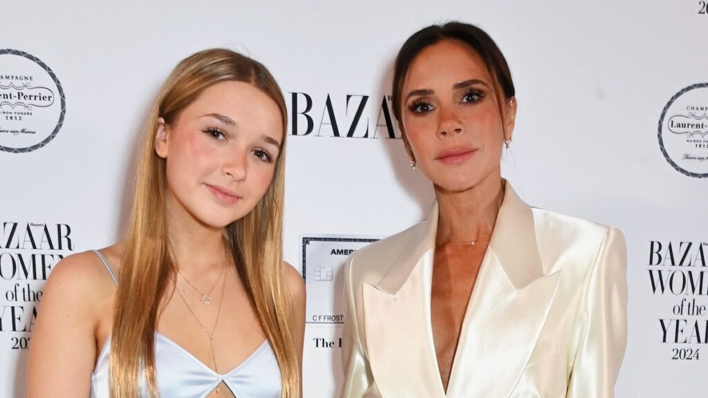 Victoria y Harper Seven Stun en vestidos a juego mientras en Dubai