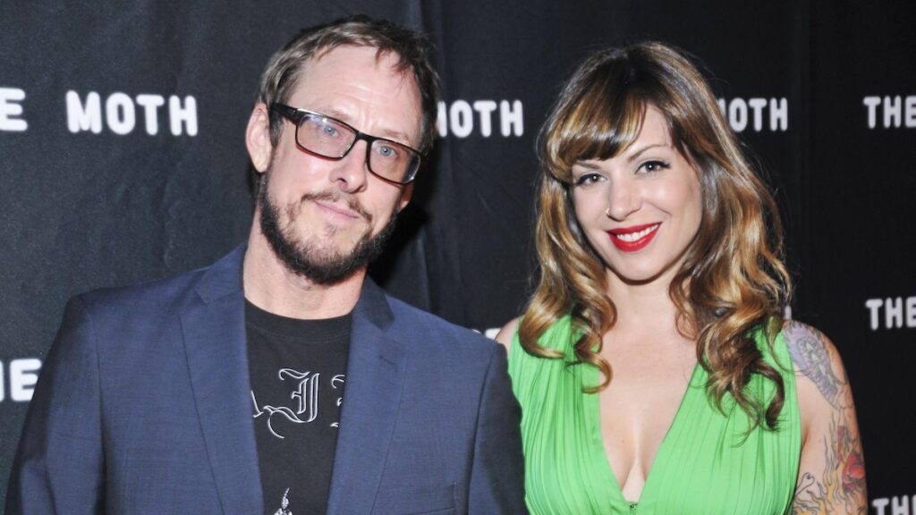 Esposa del bajista de Weezer arrestado bajo sospecha de intento de asesinato