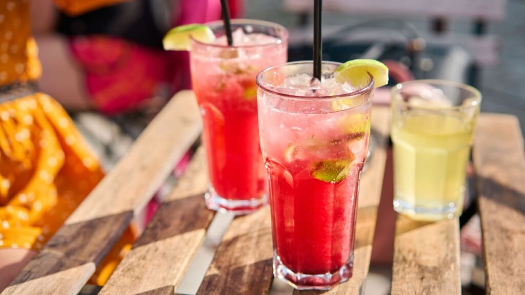 Cómo hacer limonada de sandía (y cómo transformarla en una cita simulada refrescante)