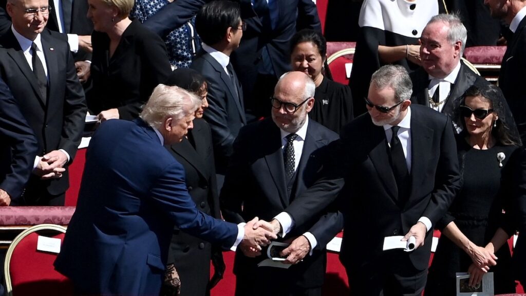 Donald y Melania Trump comparten un momento con los reales españoles en el funeral del Papa Francisco