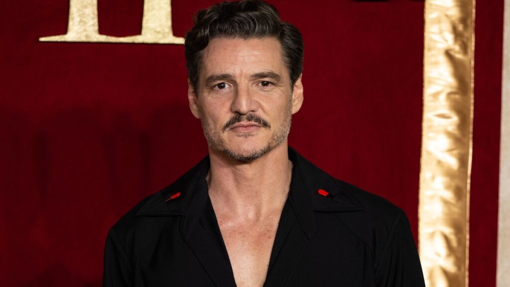 Pedro Pascal muestra sus piernas en la alfombra roja por segunda vez, su último look