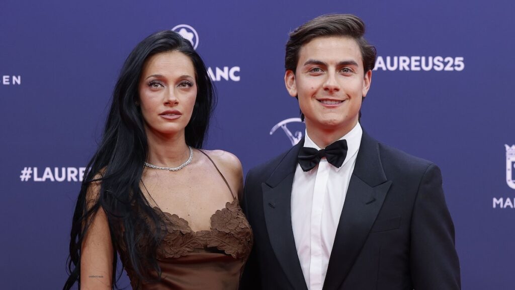 Oriana Sabatini se veía impresionante con un vestido deslizante con su esposo Paulo Dybala en los premios Laurens Awards