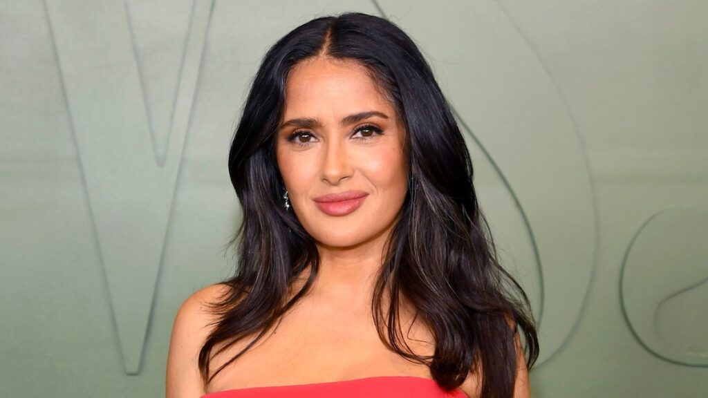 Salma Hayek evitó la cirugía plástica con este procedimiento antienvejecimiento aprobado por Victoria Beckham: “Me complació”