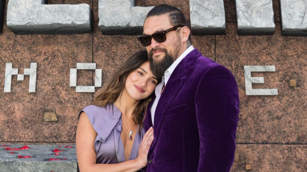 Jason Momoa trae a Adria Arjona y mamá al estreno de ‘A Minecraft Movie’: ¿Romance se calienta?