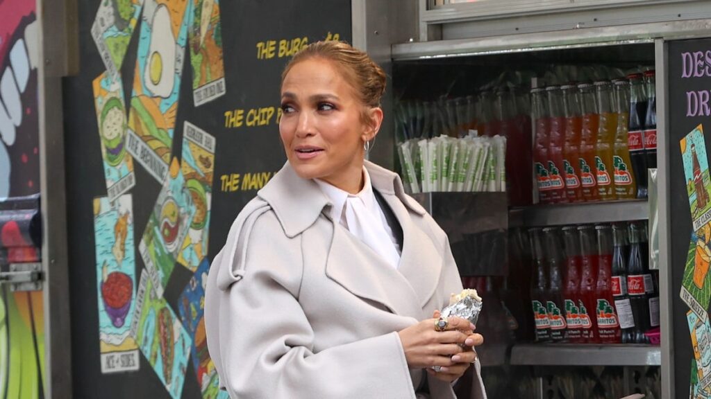 Jennifer López se ve más feliz que nunca durante la cita del almuerzo con Emme