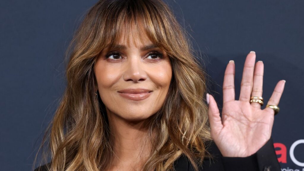 Halle Berry jura por esta rutina de acondicionamiento físico ‘aburrido’ para la menopausia