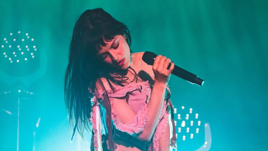 Artistas latinos en Coachella 2025 – ¿Selena Gomez está haciendo una actuación sorpresa?