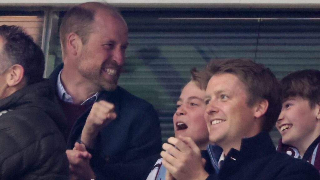 Duquesa embarazada vista en el juego con Duke, Prince William y Prince George