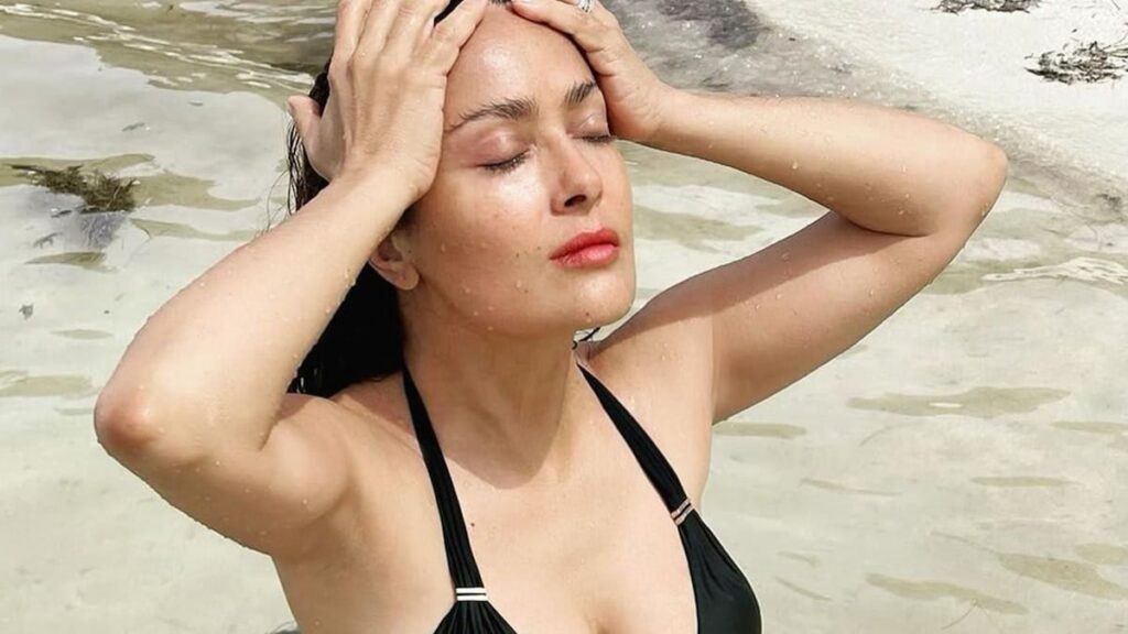 La portada de Bikini de Salma Hayek prende fuego a Instagram