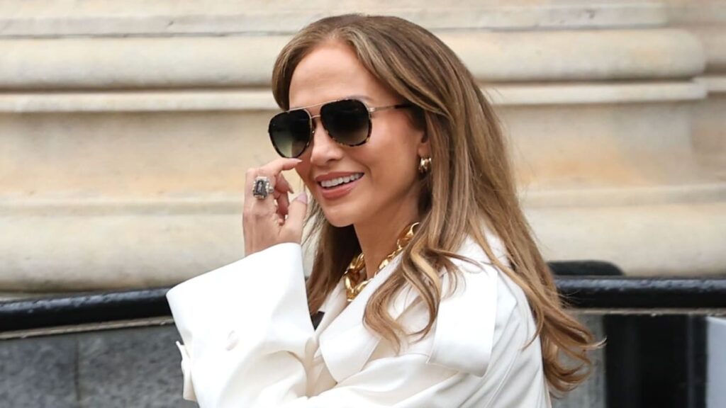 Mira a Jennifer López girar en bikini, irradiando la confianza, meses después de su divorcio de Ben Affleck