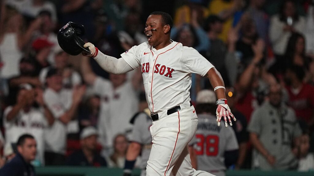 Rafael Devers conecta el primer jonrón “walk off” de su carrera en medio de la polémica con los Medias Rojas
