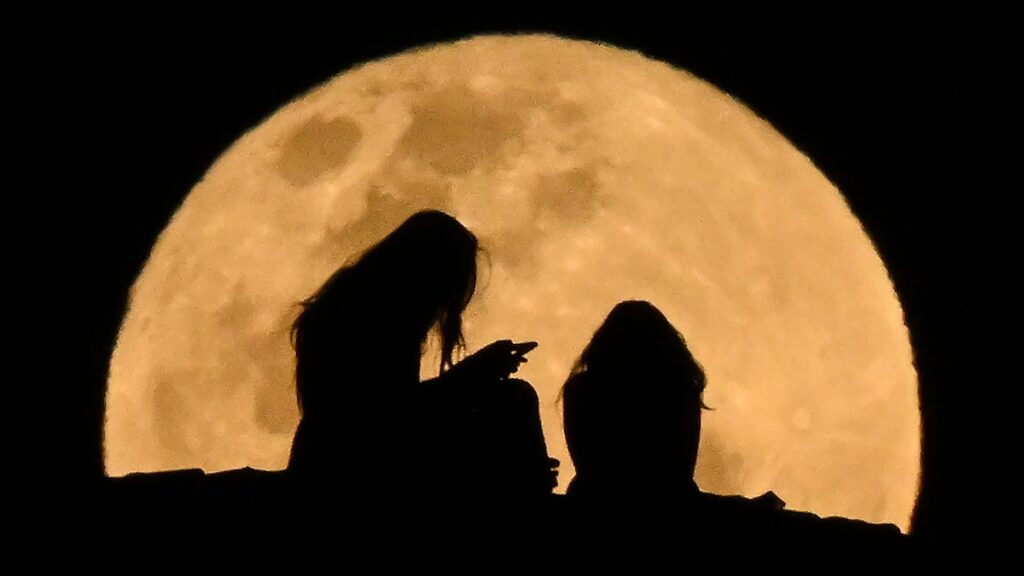 Rituales fáciles de luna llena para eliminar la mala energía, reflexionar y recargar