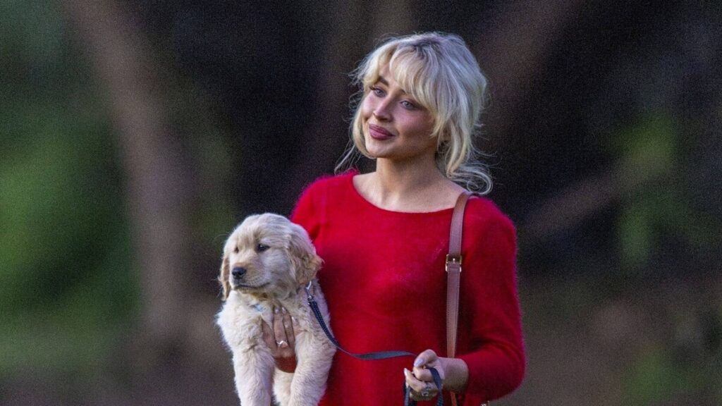 Sabrina Carpenter sale en Red Minidress para jugar con su nuevo cachorro en Los Ángeles