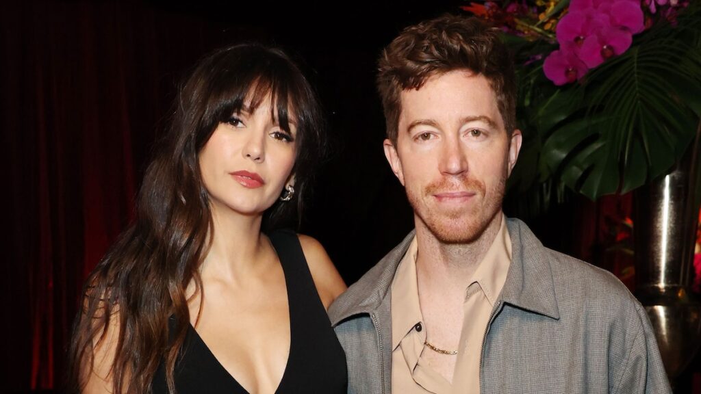 Shaun White y su prometida Nina Dobrev comparten dos ruedas en Nueva York