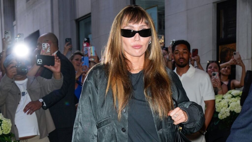 Miley Cyrus, Sabrina Carpenter y más estrellas llegan a Nueva York para prepararse para la Gala Met