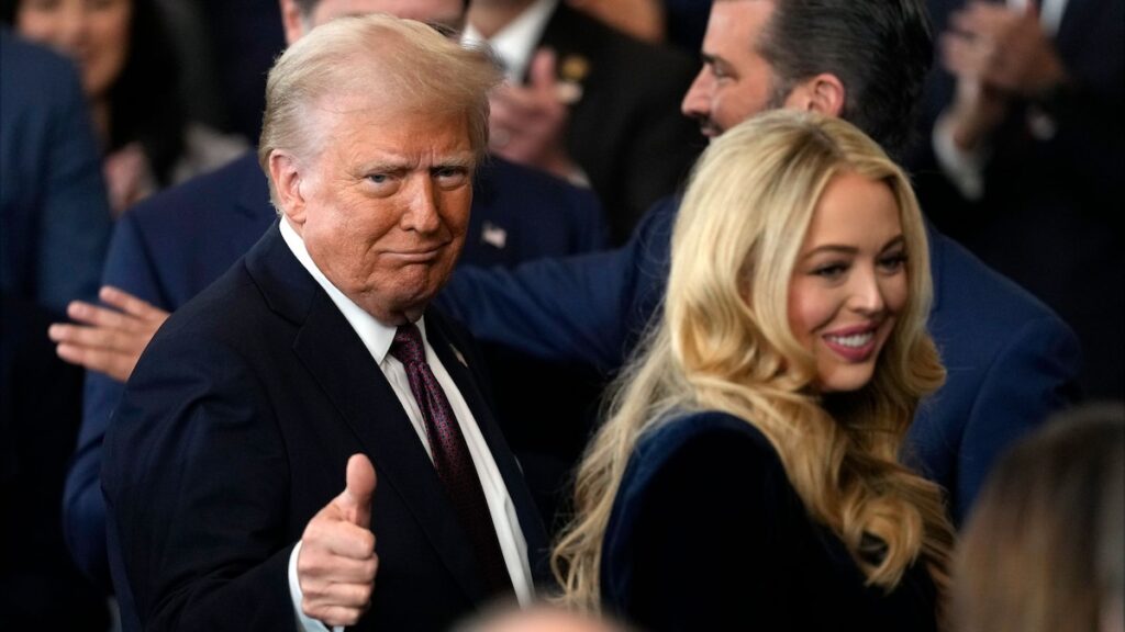 El presidente Donald Trump hace comentarios sobre el nieto recién nacido